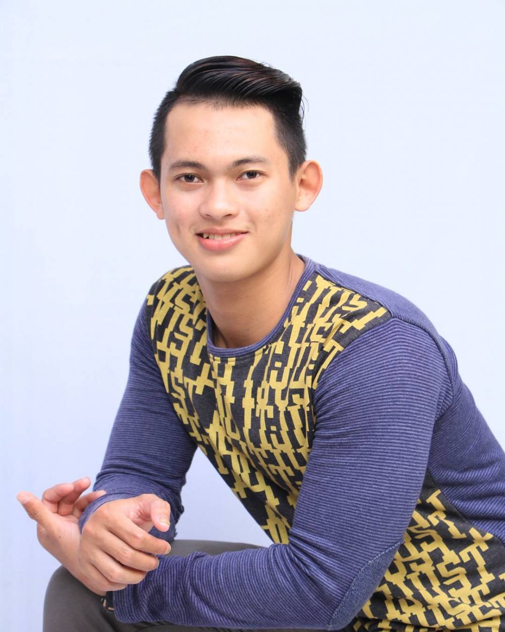 10 Gaya Irfan Sebastian, cowok yang liburan berdua dengan Ely Sugigi