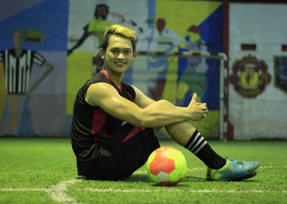 10 Gaya Irfan Sebastian, cowok yang liburan berdua dengan Ely Sugigi