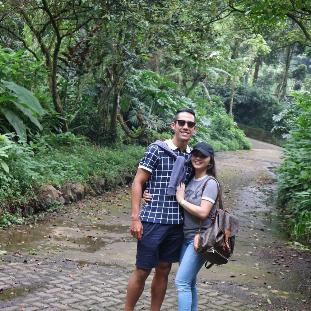 10 Pasangan seleb ini resmi jadian di tahun 2017, ciye!