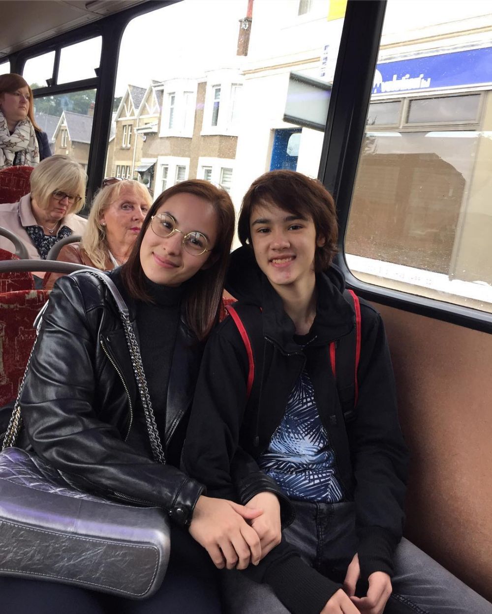 10 Gaya Cole Gribble, pemeran adik Chelsea Islan di Ayat-Ayat Cinta 2