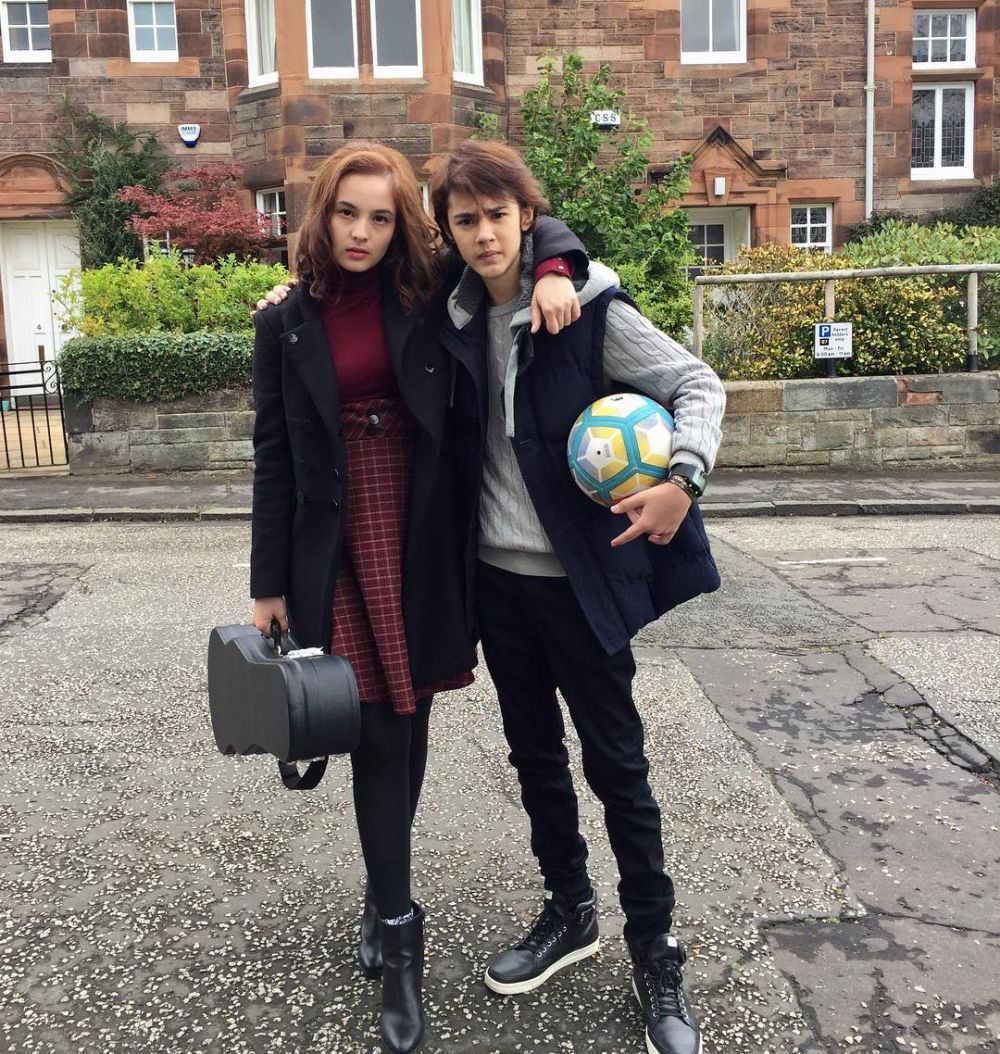 10 Gaya Cole Gribble, pemeran adik Chelsea Islan di Ayat-Ayat Cinta 2