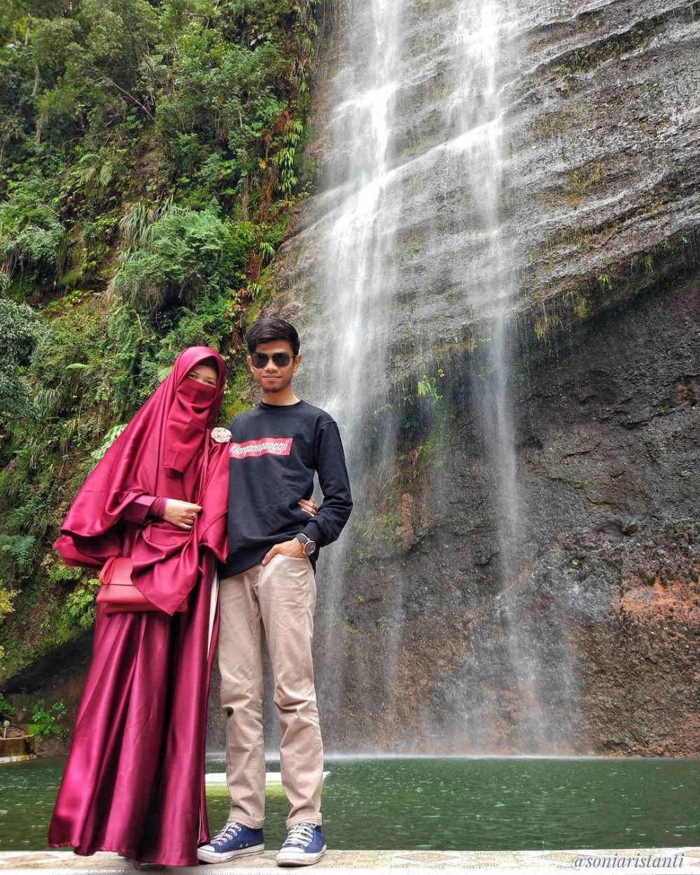 11 Potret kemesraan qari ganteng Muzammil dan istri, bikin meleleh