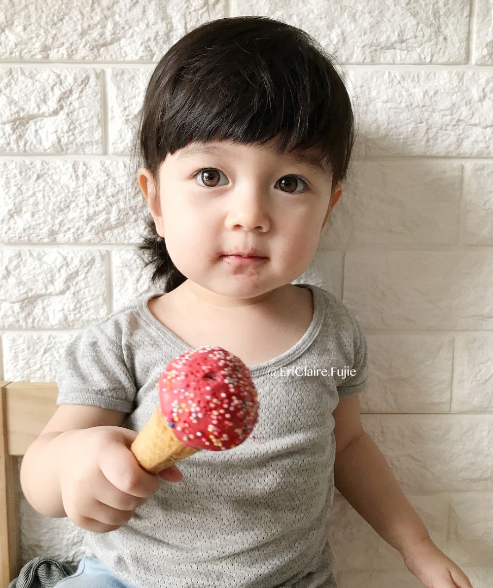 10 Potret Eri Fujie, balita yang bikin heboh karena keindahan matanya