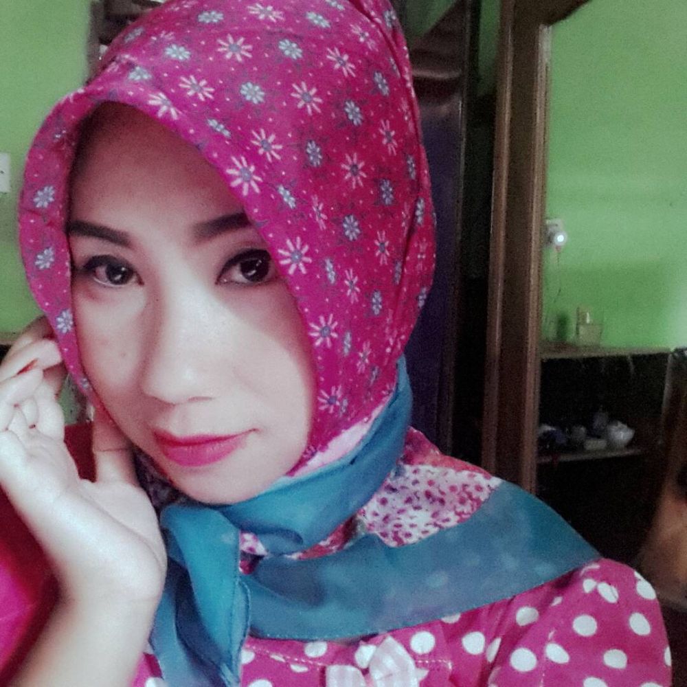 Tampilan dianggap gila, ini 10 potret Upiak Isil yang aslinya cantik