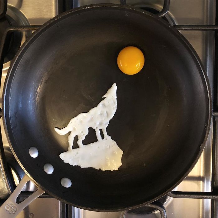 15 Karya seni dari telur mata sapi ini bikin nggak tega buat makan