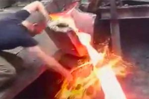 Fakta ilmiah di balik tangan masuk logam panas yang tak alami cedera