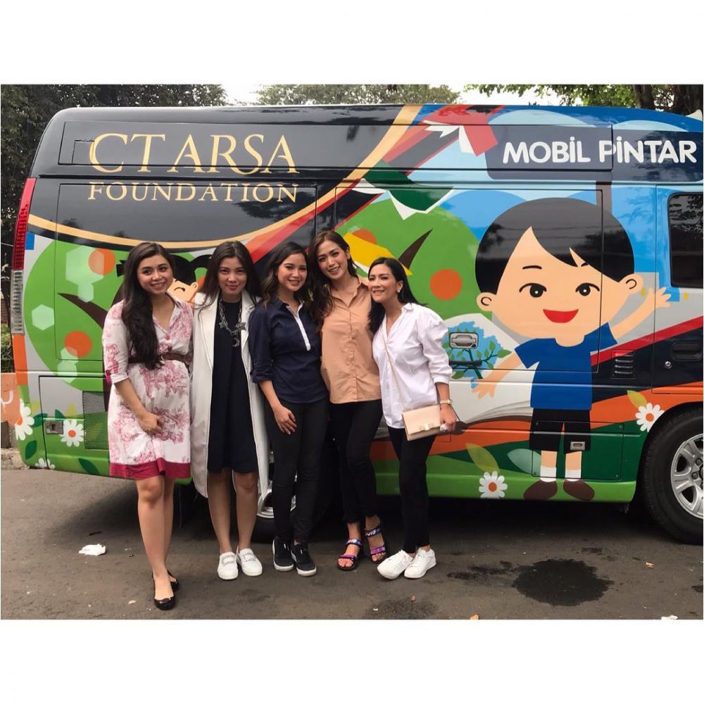 5 Daya tarik yang pasti ada di tiap geng sosialita ala artis Indonesia