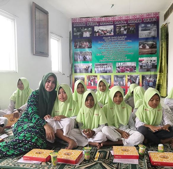 Selalu tampil glamor, ini 10 gaya Heidy istri pengacara Sunan Kalijaga