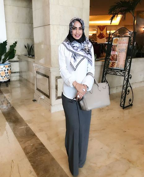 Selalu tampil glamor, ini 10 gaya Heidy istri pengacara Sunan Kalijaga