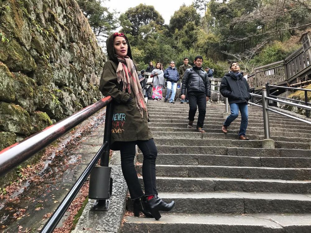 Sedang di ambang cerai, Gracia Indri asyik traveling ke luar negeri