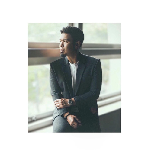 Makin bugar, ini 10 pesona Bams eks Samsons yang hot papa banget