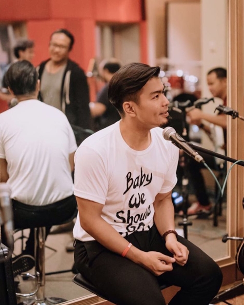 Makin bugar, ini 10 pesona Bams eks Samsons yang hot papa banget