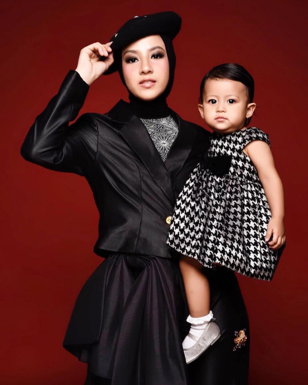 10 Gaya berhijab Natasha Rizki, modis dan menawan