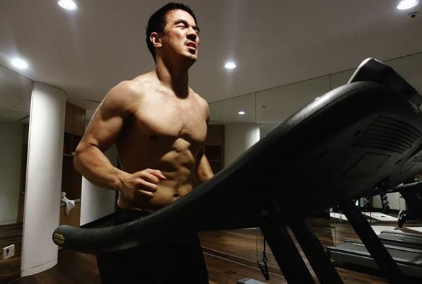 Masuk daftar pria tertampan sedunia, ini 10 gaya keseharian Joe Taslim
