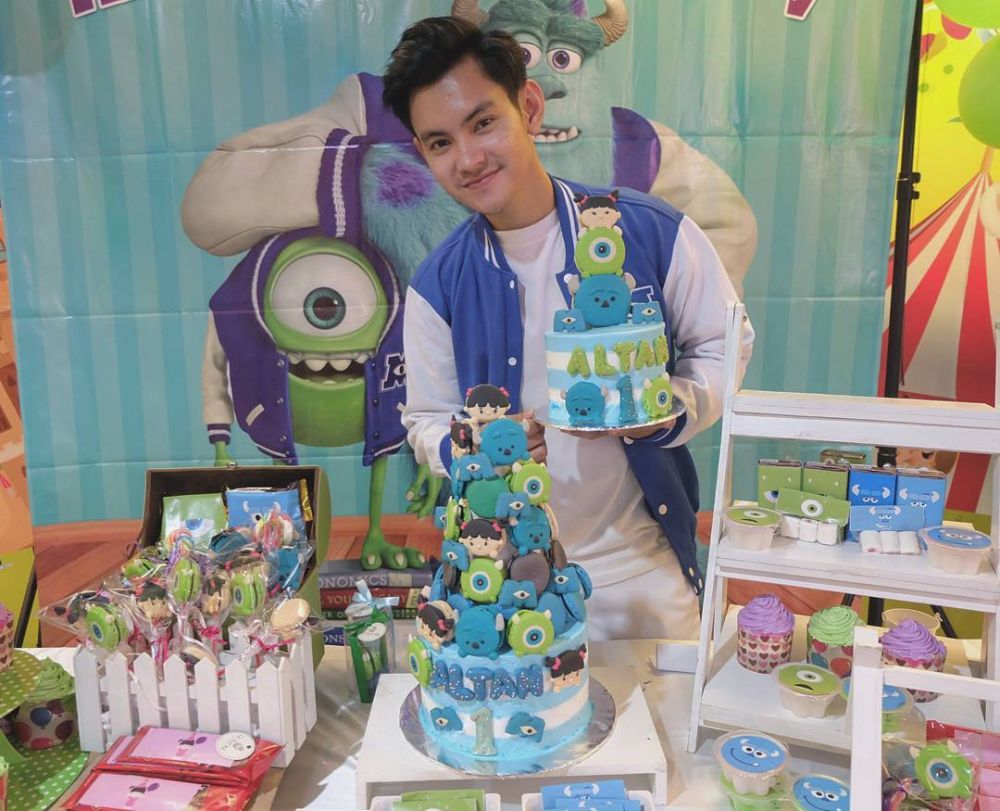 10 Gaya Aditya Suryo, adik Chand Kelvin yang sekarang jadi hot papa 
