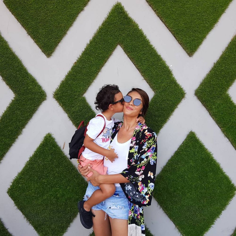 10 Pesona Nadila Ernesta, istri Eno Netral yang kini jadi hot mama