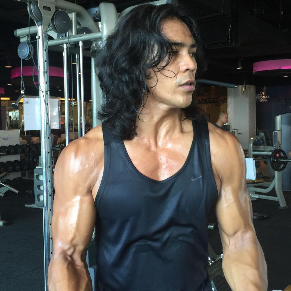 10 Gaya gagah Dian Sidik, aktor kerap berperan parlente & logat Jawa