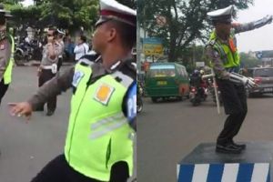 5 Aksi polisi tertibkan lalu lintas sambil berjoget ini unik banget