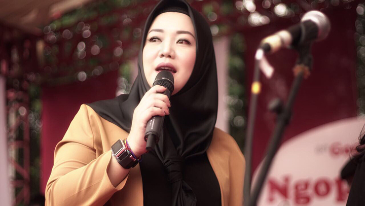 Putuskan berhijab, ini 10 gaya Risa Saraswati 'Danur' yang bikin adem