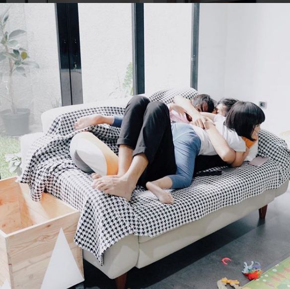 10 Gaya Tria The Changcuters saat asuh anak, sosok ayah penyayang nih