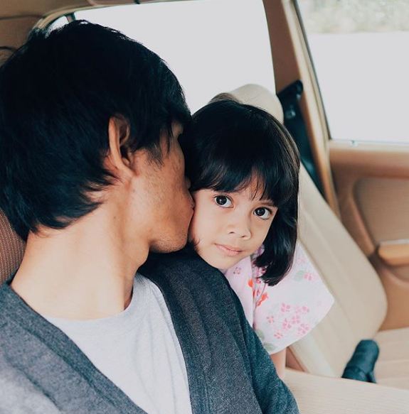 10 Gaya Tria The Changcuters saat asuh anak, sosok ayah penyayang nih