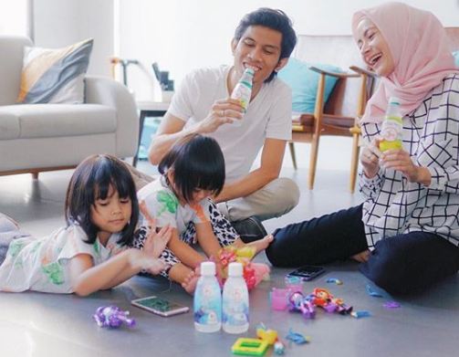 10 Gaya Tria The Changcuters saat asuh anak, sosok ayah penyayang nih