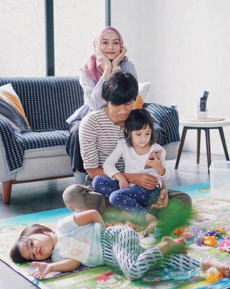 10 Gaya Tria The Changcuters saat asuh anak, sosok ayah penyayang nih