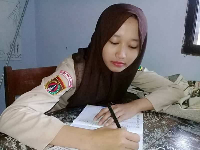 6 Pesona siswi cantik penjual jamu keliling, tak kenal gengsi