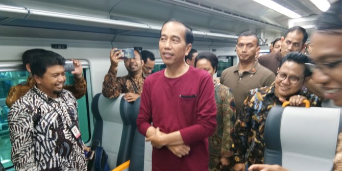 5 Momen Presiden Jokowi pakai kaos oblong, bahkan di acara resmi