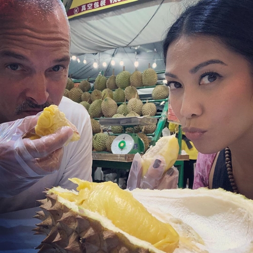 10 Potret suami ke-4 Anggun C Sasmi yang jarang terekspos 