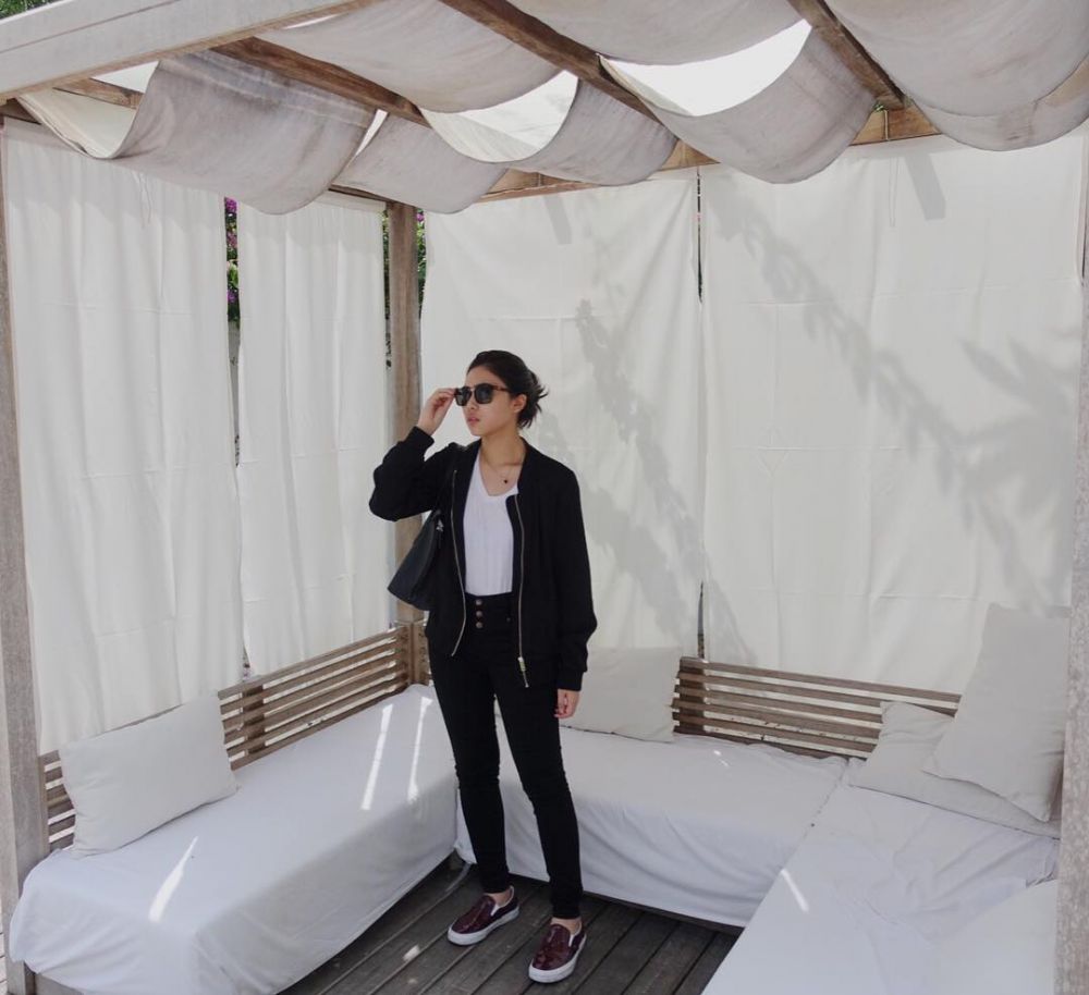 7 Gaya sporty nan stylish ala Isyana Sarasvati, bisa kamu tiru nih