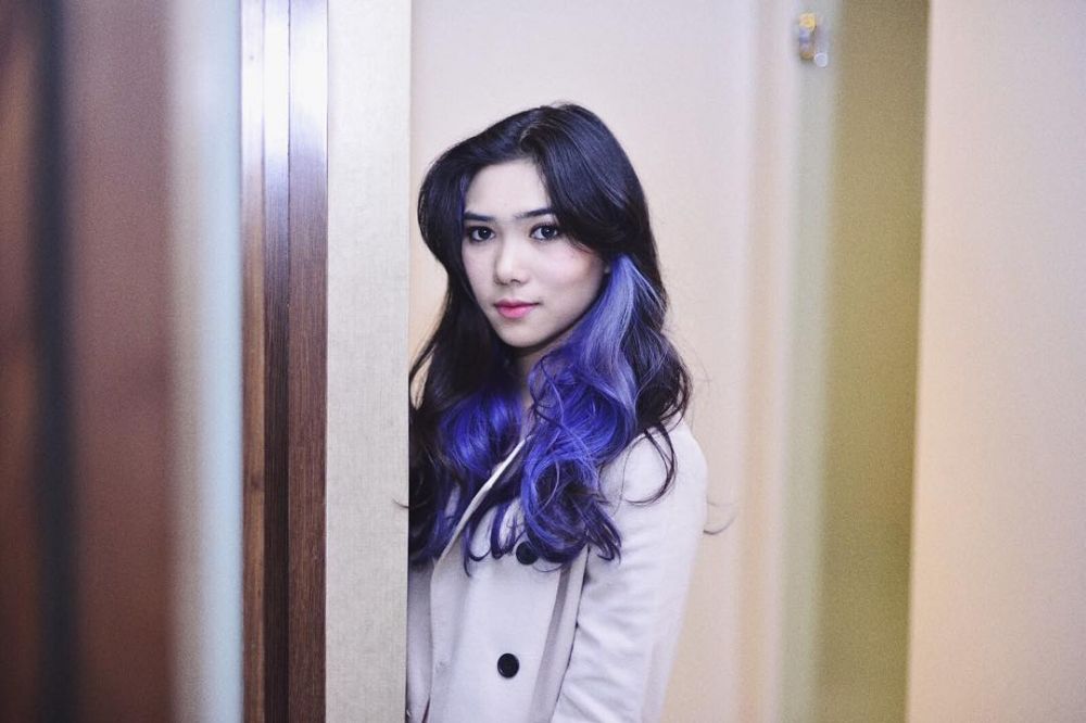 7 Gaya sporty nan stylish ala Isyana Sarasvati, bisa kamu tiru nih