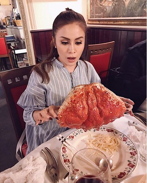 9 Momen Momo Geisha liburan ke Australia, tak sengaja ketemu Sam Smith