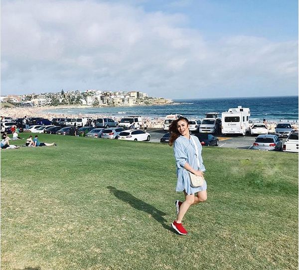 9 Momen Momo Geisha liburan ke Australia, tak sengaja ketemu Sam Smith