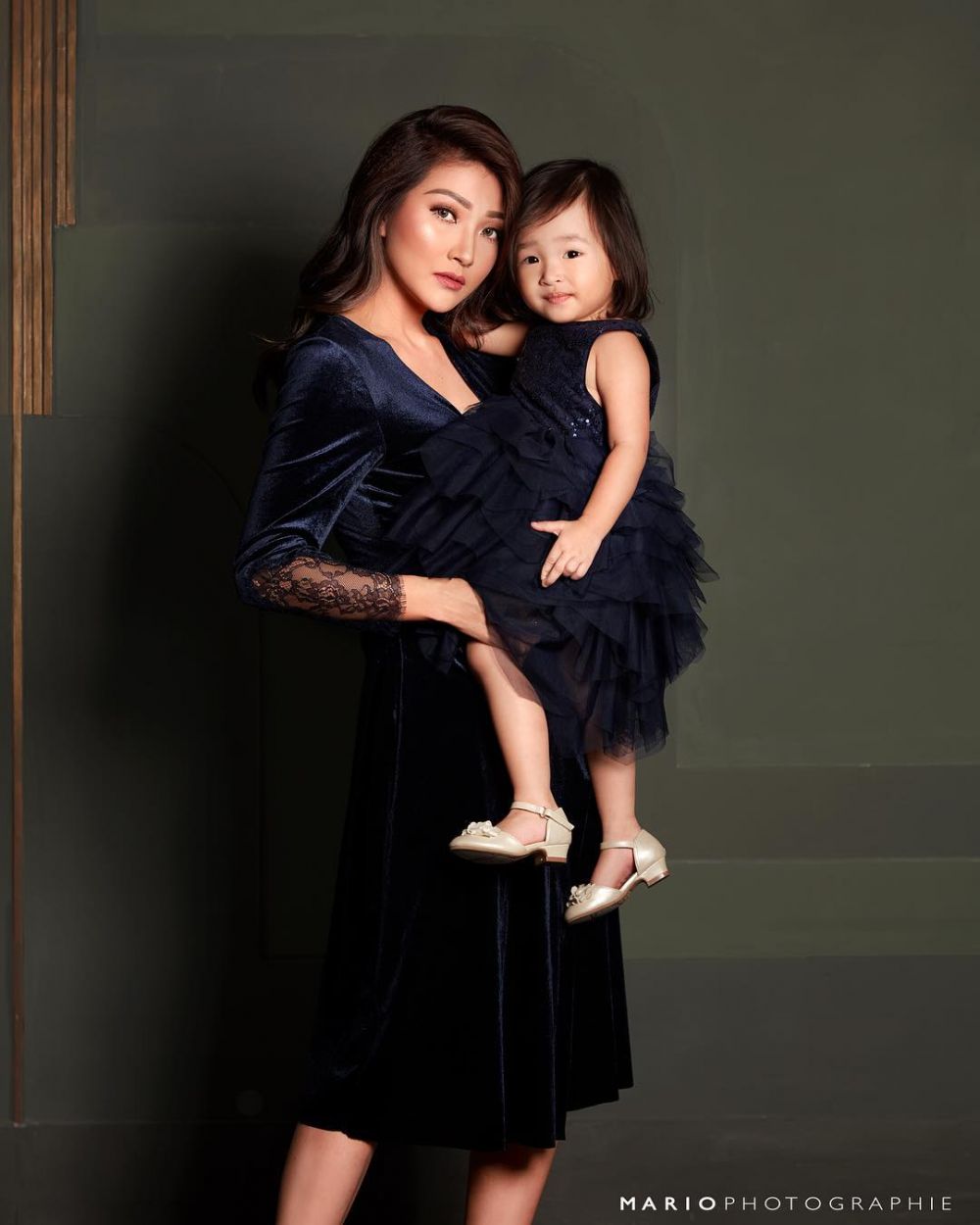 10 Gaya pemotretan artis Tanah Air ala hot mama, siapa paling kece?