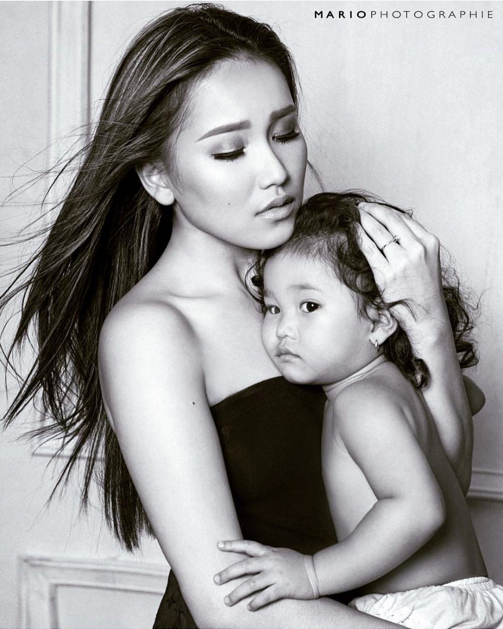 10 Gaya pemotretan artis Tanah Air ala hot mama, siapa paling kece?