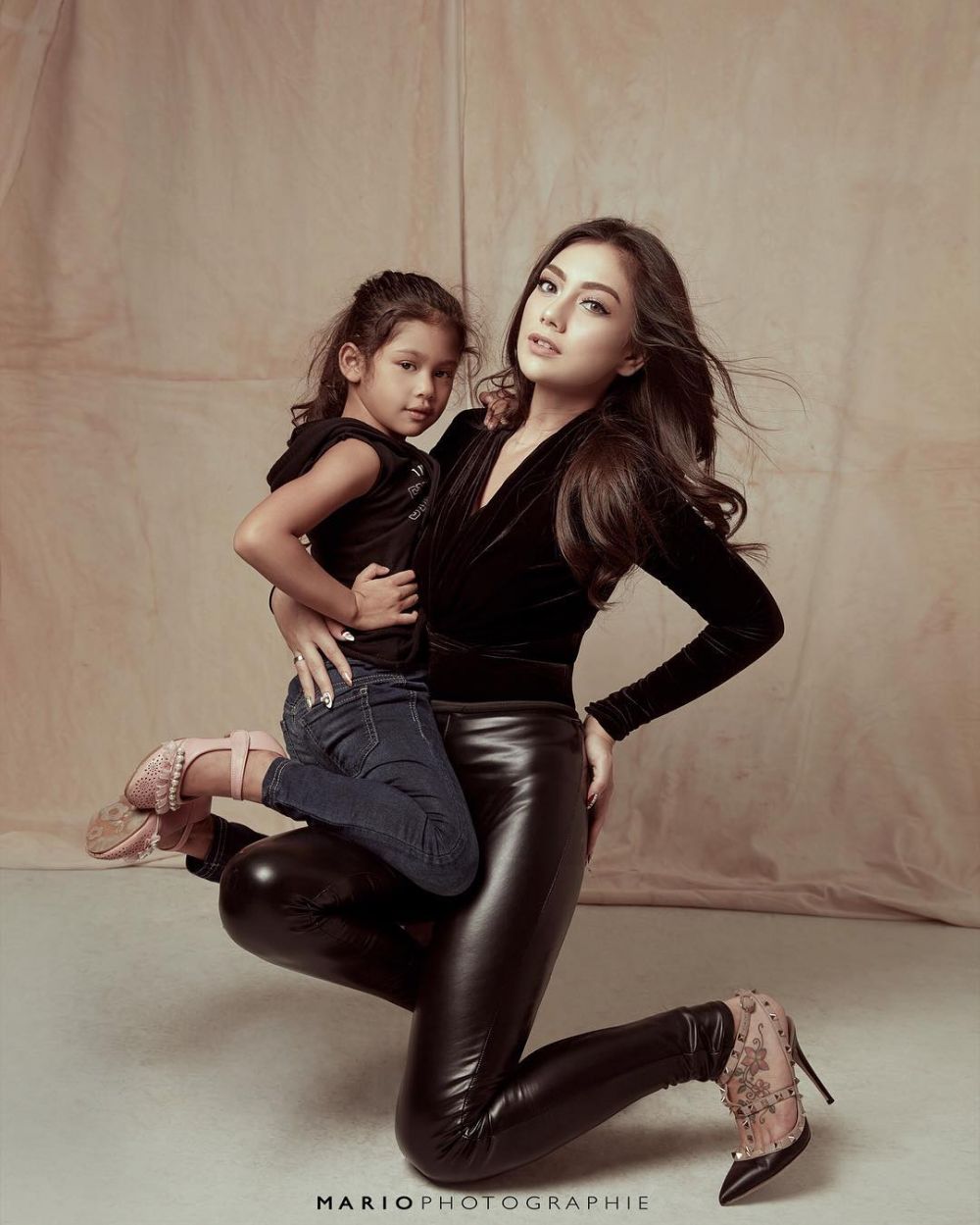 10 Gaya pemotretan artis Tanah Air ala hot mama, siapa paling kece?