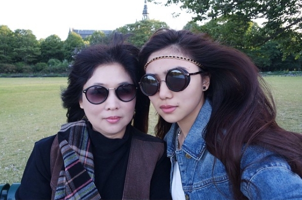 10 Potret kedekatan Isyana Sarasvati bareng ibu, kayak kakak adik gitu