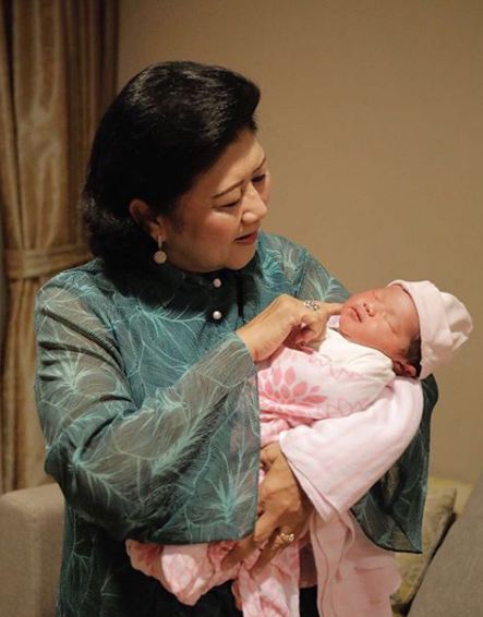 4 Gaya Ani Yudhoyono saat mengasuh cucu, cerminan nenek penyayang