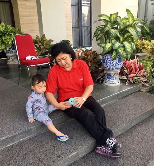 4 Gaya Ani Yudhoyono saat mengasuh cucu, cerminan nenek penyayang