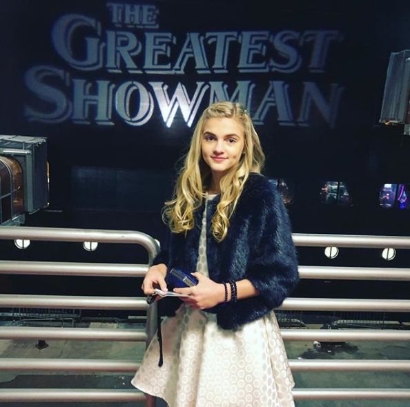 10 Pesona Skylar Dunn, pemeran Charity muda film The Greatest Showman
