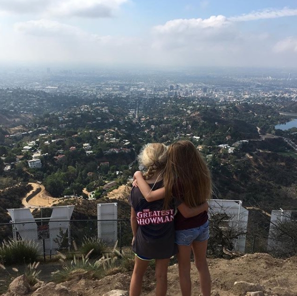 10 Potret keakraban pemeran duo putri Barnum 'The Greatest Showman'