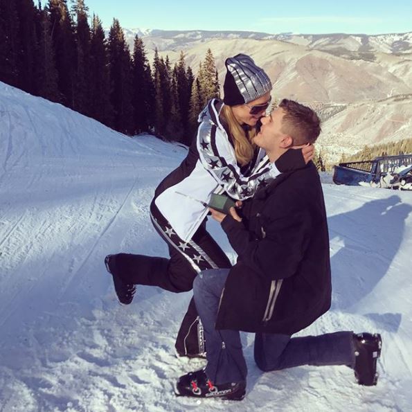 Dilamar di pegunungan Aspen, Paris Hilton resmi bertunangan