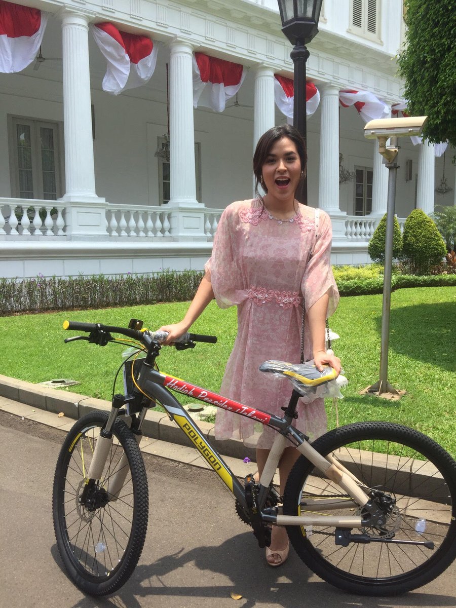 Cara 5 seleb ini dapat sepeda dari Presiden Jokowi unik banget