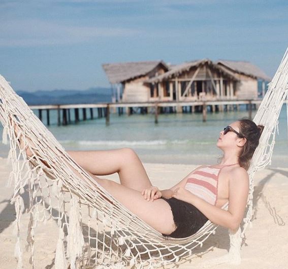 Pamer pundak dan punggung, 10 foto Pamela Bowie ini dipuji warganet