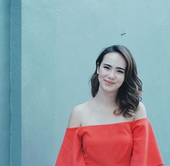 Pamer pundak dan punggung, 10 foto Pamela Bowie ini dipuji warganet