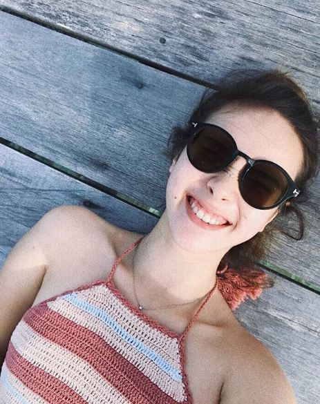 Pamer pundak dan punggung, 10 foto Pamela Bowie ini dipuji warganet