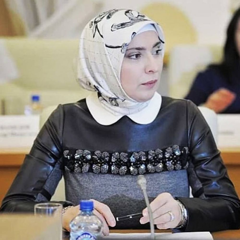 5 Pesona Aina Gamzatova, hijaber yang tantang Putin di Pilpres Rusia
