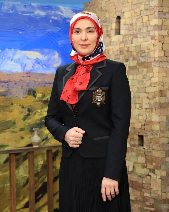 5 Pesona Aina Gamzatova, hijaber yang tantang Putin di Pilpres Rusia