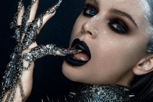 Mirip motif henna, sarung tangan logam ini bikin tampilan kian menawan